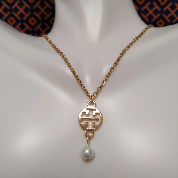 Tory Burch Logo Charm Pearl Pendant Necklace New - Picture 4 of 5